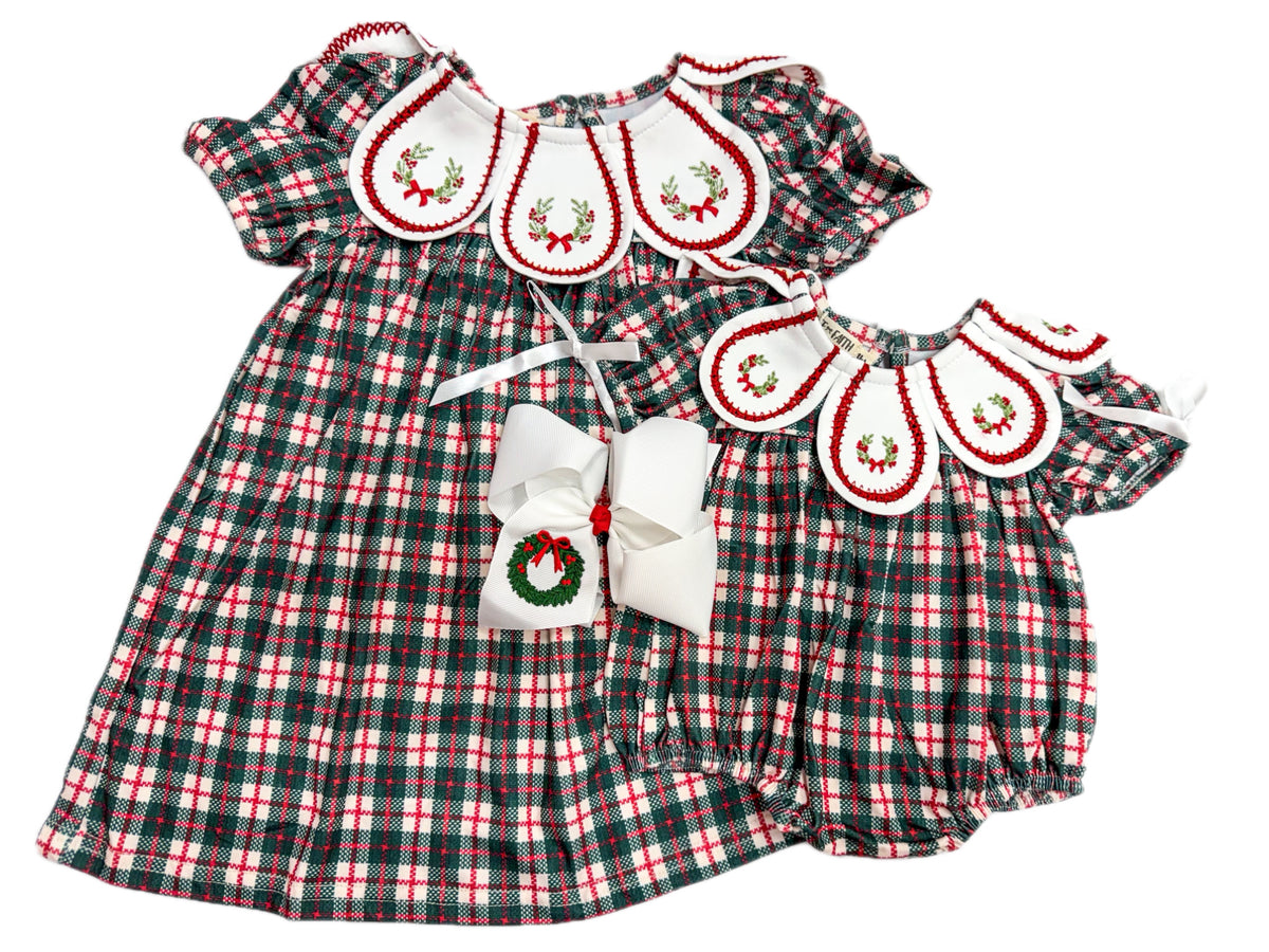 Scalloped Christmas Wreath Plaid